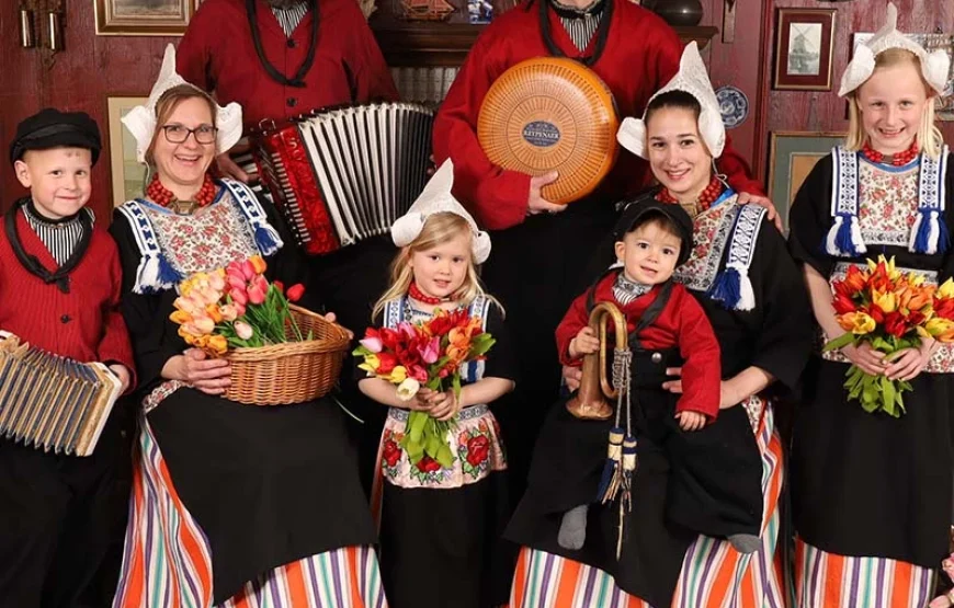 Picture in Volendam attire 2 – 4 people (price per person)