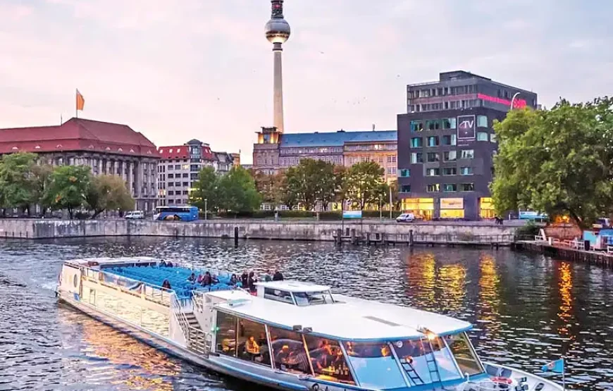 Hop-on Hop-off Bus Berlin + Historical City Cruise
