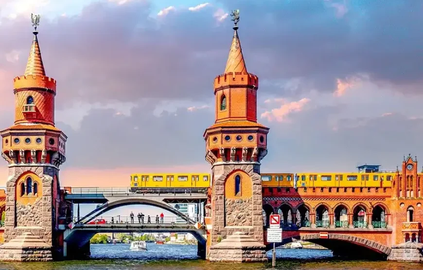 Hop-on Hop-off Bus Berlin + Green Spree Cruise