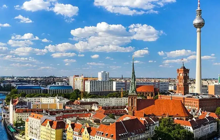 Hop-on Hop-off Bus Berlin + Berlin TV Tower