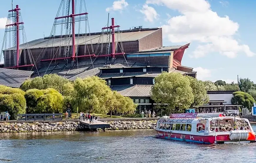 RED Sightseeing Stockholm Hop-on Hop-off boat 24 hours