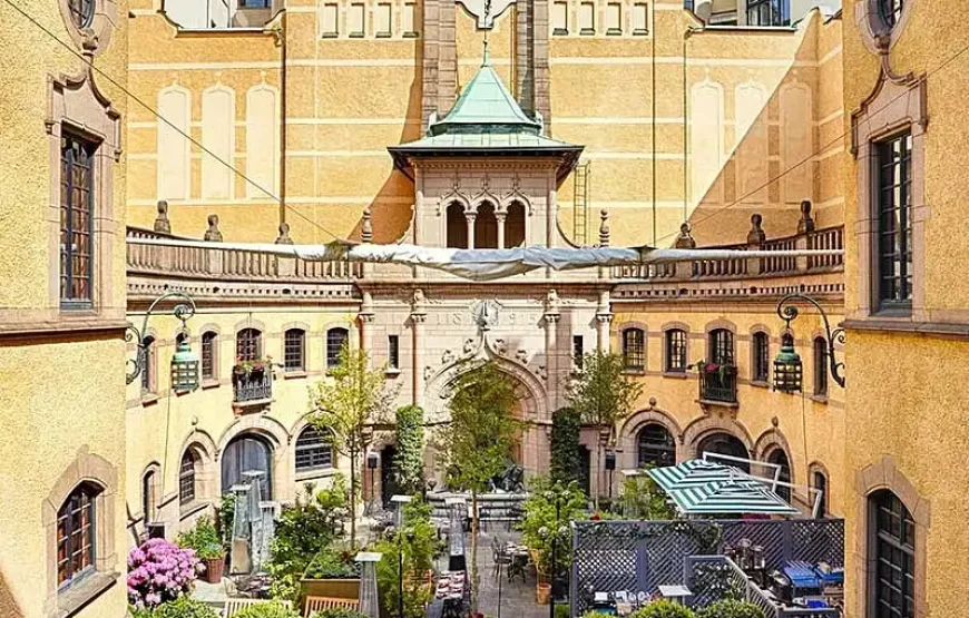 RED Sightseeing Stockholm bus + Hallwyl Museum