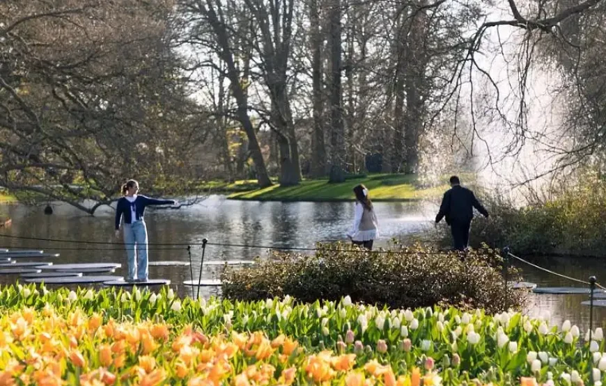 Keukenhof bus tour from Amsterdam With audio guide & Amsterdam canal cruise