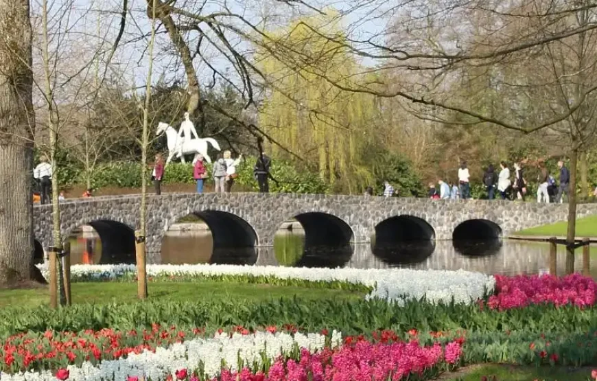Keukenhof bus tour from Amsterdam With audio guide & Amsterdam canal cruise