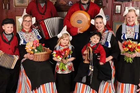 Picture in Volendam attire 2 – 4 people (price per person)